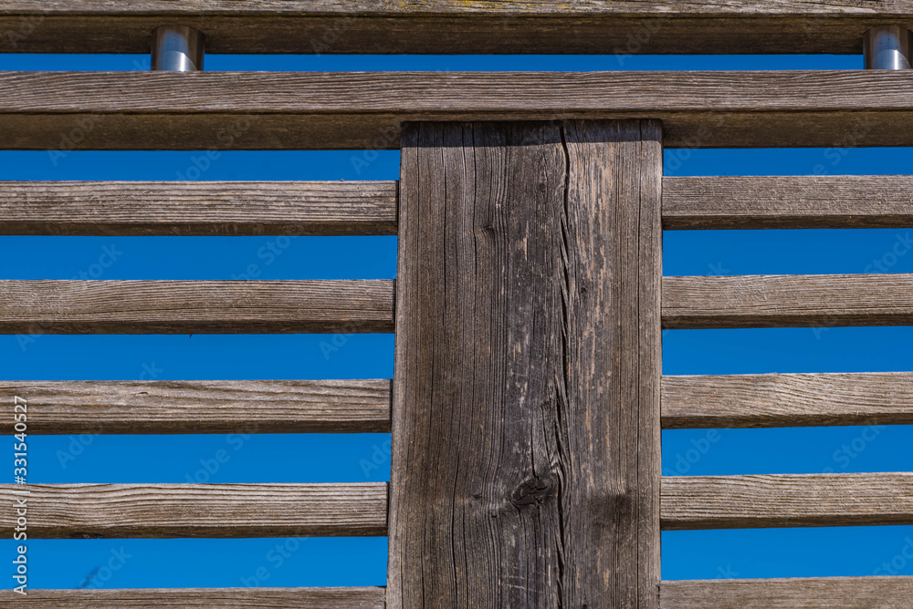 Holzzaun Detail mit blauem Hintergrund