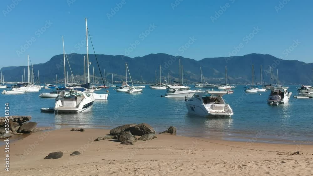 Barcos ancorados em Ilhabela, litoral de São Paulo, Brasil Barcos ancorados em Ilhabela, litoral de São Paulo, Brasil