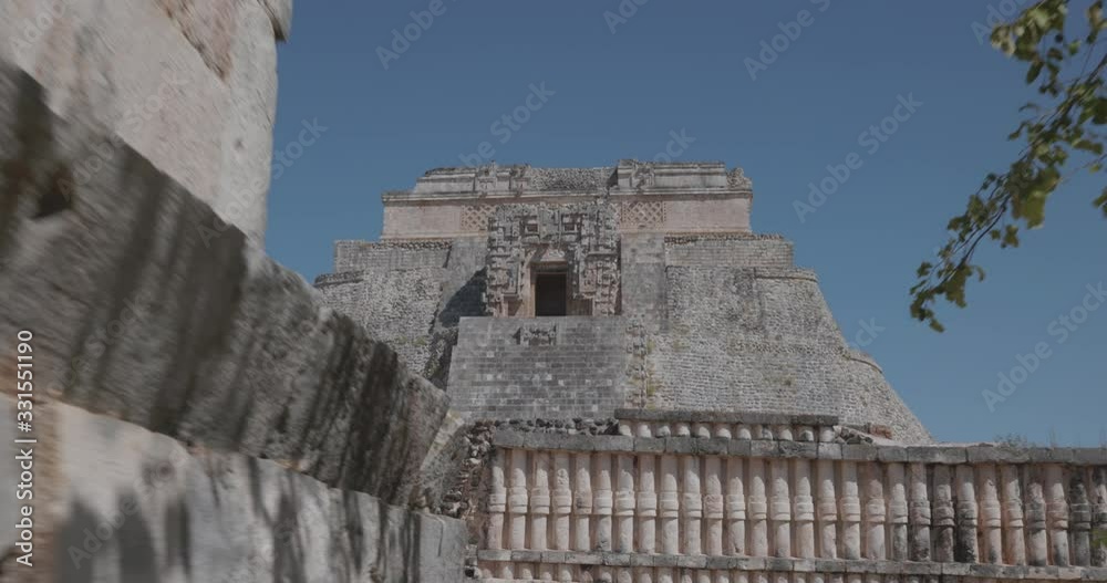 movimiento fenomenal de gimbal captando la piramide principal y luego captando dentro de la puerta unas personas que se estan tomando una foto.
