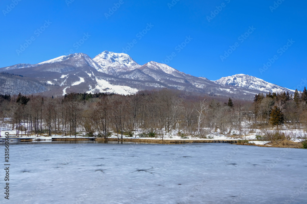 春を待つ妙高山