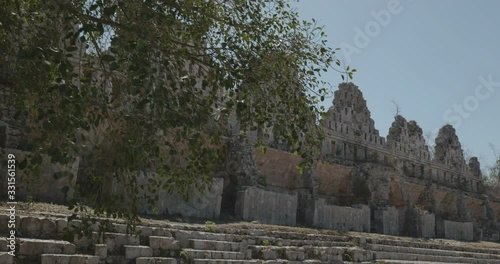 camara avanza hacia adelante, con flare del sol y luego un travelling apuntando a la muralla de uxmal