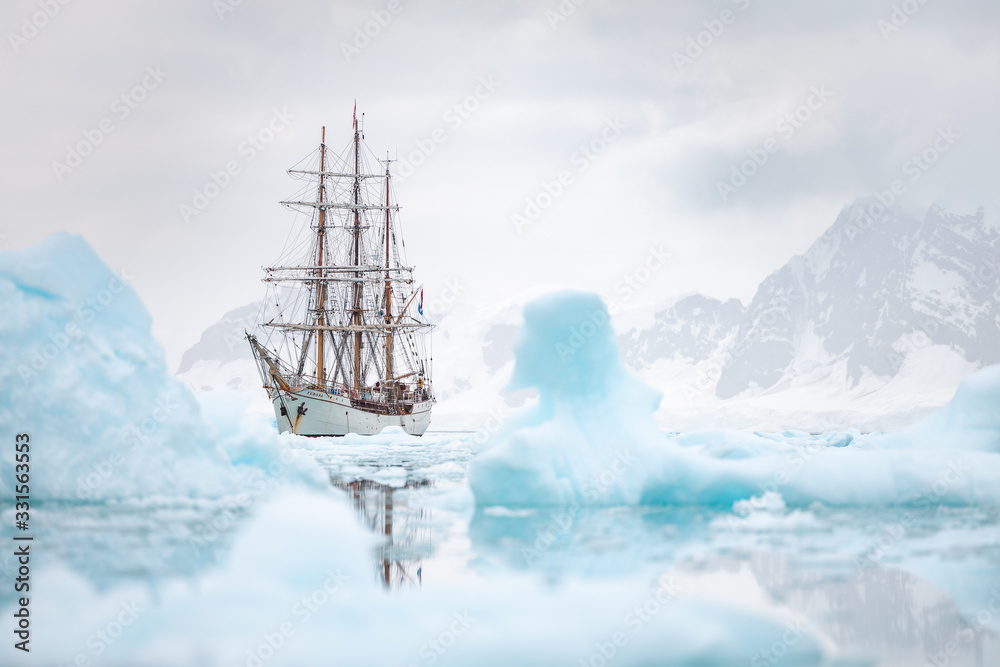 Obraz premium sailing Expedition ship in antarctica surrounded by ice 