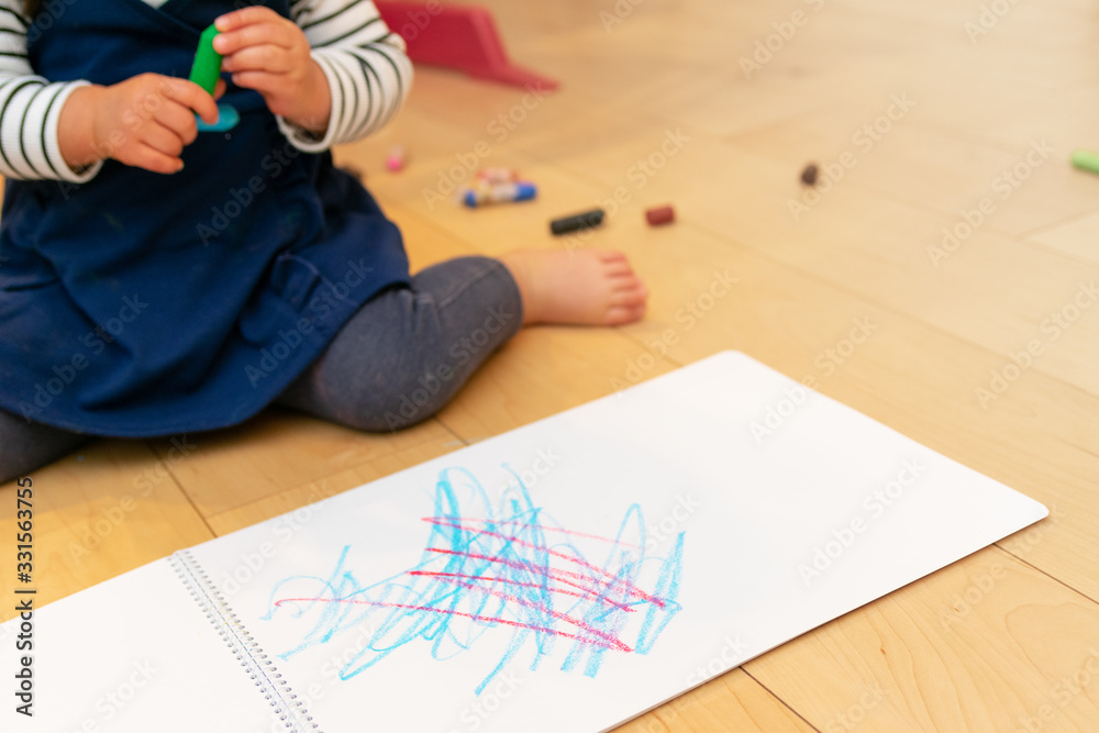 お絵かきをする子供 お絵かきをする子供