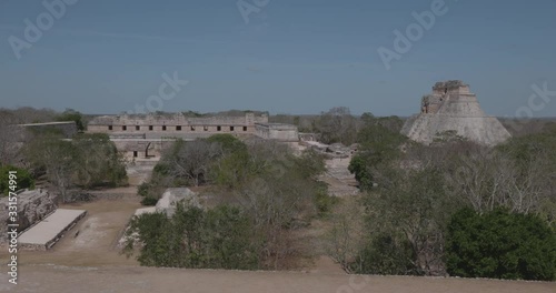 en la altura de uxmal con algunas personas