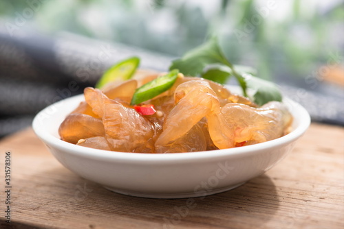 Pickled with jellyfish head, the pickle tastes hot and sour. It tastes crispy. It's a seafood delicacy in Asia and the East. It's very popular in Korea and Japan.