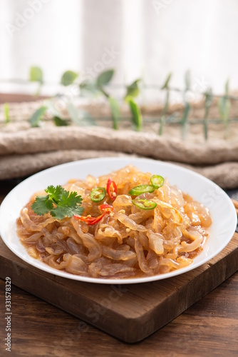 Pickled with jellyfish, the spicy pickle tastes crispy. It's a delicacy in Asia and the East. It's very popular in Korea and Japan