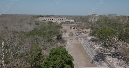en la altura de una piramide de uxmal