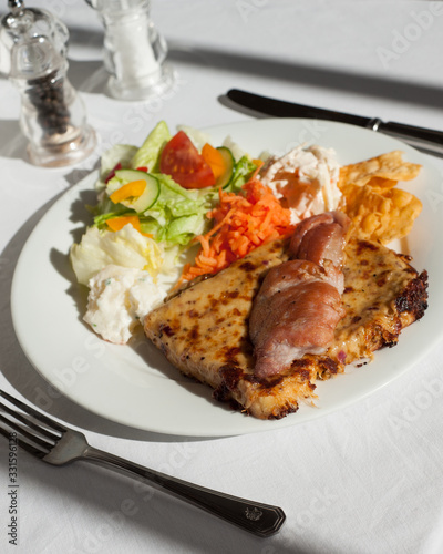 Foto welsh rarebit served on a plate with bacon and salad