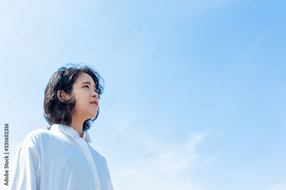 青空と女性 青空と女性