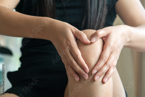 women knee painful, women touch the pain knee at home