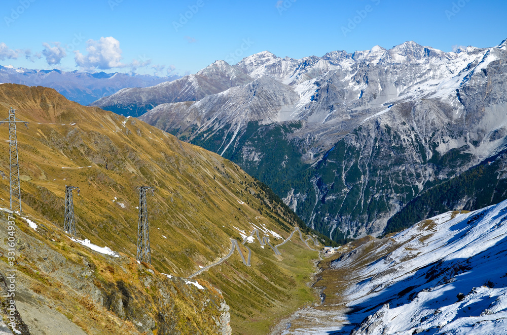 ステルヴィオ峠（イタリア トレンティーノ＝アルト・アディジェ州／南チロル州、ロンバルディア州） StockFoto Adobe Stock