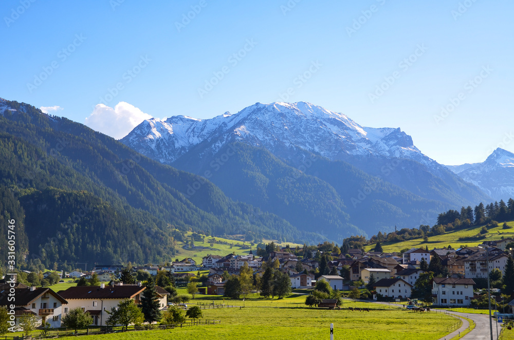 スイス　エンガディン地方ミュスタイア谷の風景（スイス　グラウビュンデン州）