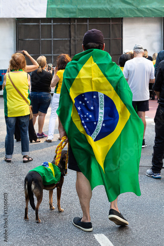 brasileiro e seu super cão com bandeira na manifestação photo