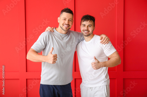 Portrait of happy friends s...