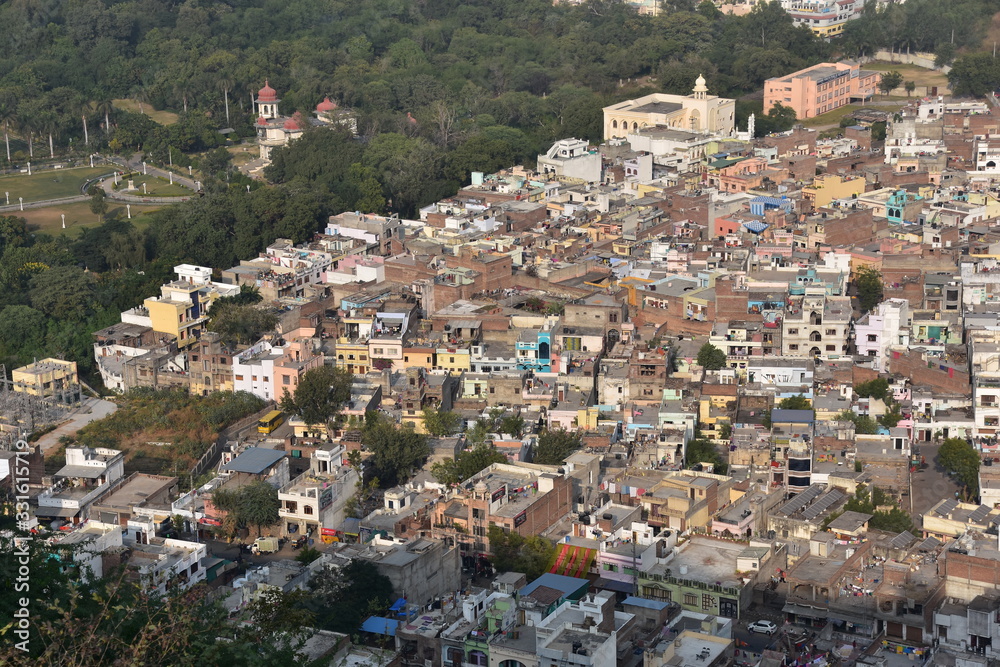 インドのラジャスタン州のウダイプル
高台から見た美しい街並み
密集する伝統的で古い住居