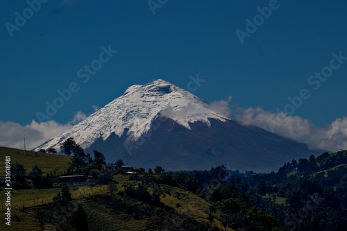 Volcán Cotopaxi desde un pueblo © Ren