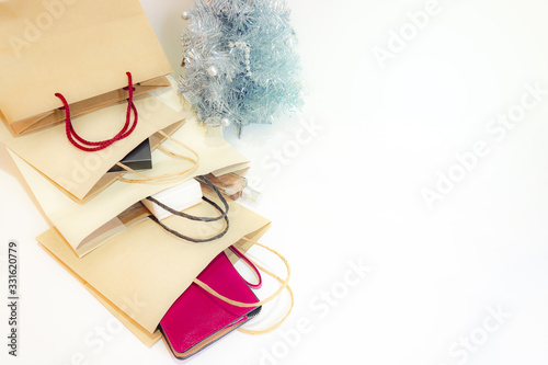 Foto The brown color paper shopping bags and the silver color Chrismas tree on soft w