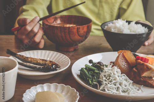 食事風景-朝食をとる小学生