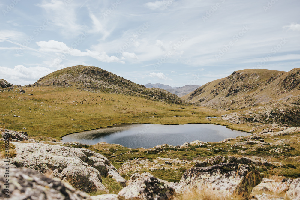 Vue sur le lac dans le Mercantour