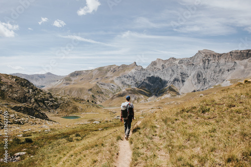 Homme randonnant dans la montagne © lorabarra