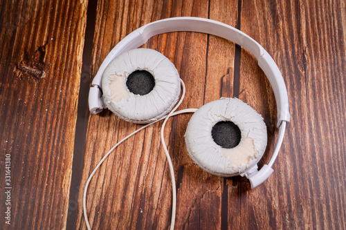 need a replacement embouchures on old white earbud photo