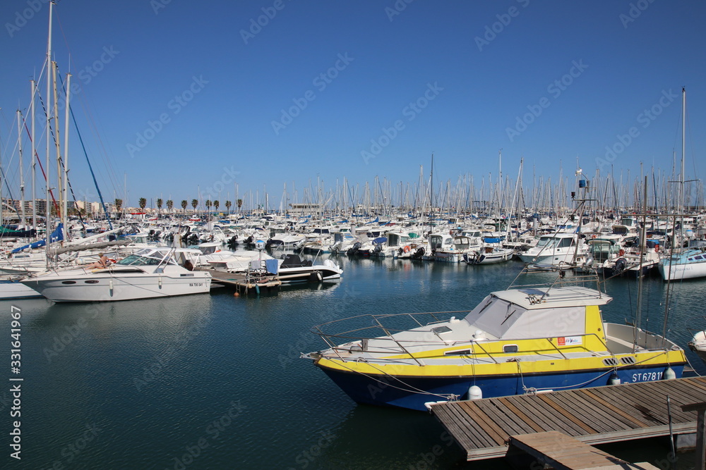 Hafen am Mittelmeer mit Booten in Südfrankreich