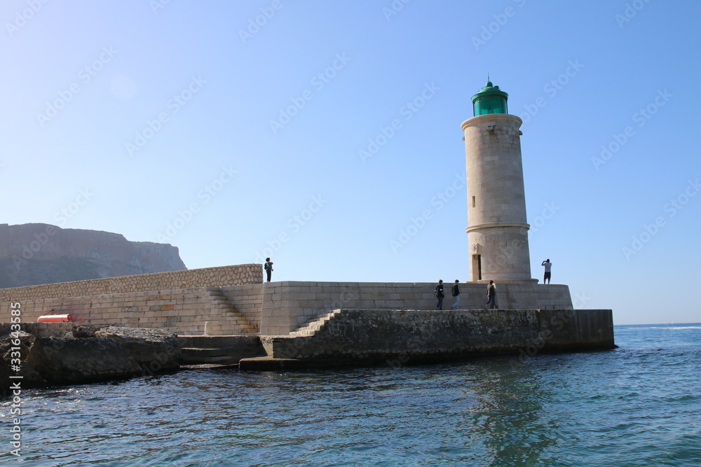 Leuchtturm der Küsten- und Hafenstadt Cassis am Mittelmeer bei Marseille in Südfrankreich