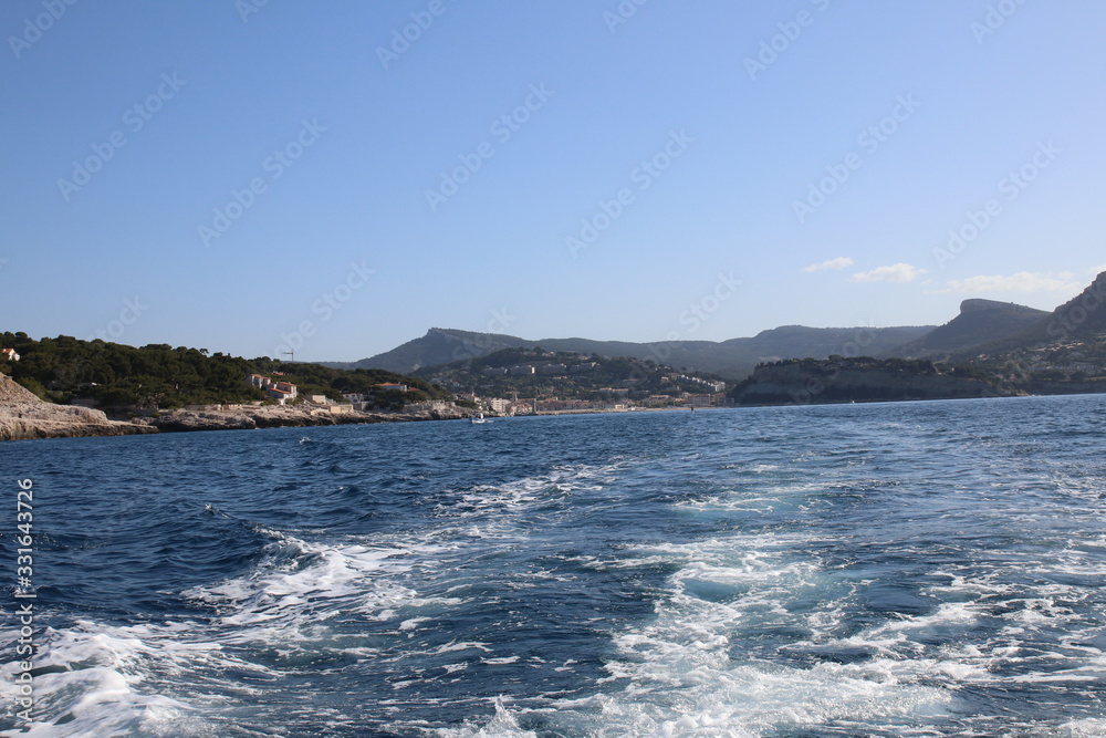 Bootsfahrt bei den Calanques an der Küsten- und Hafenstadt Cassis am Mittelmeer bei Marseille in Südfrankreich