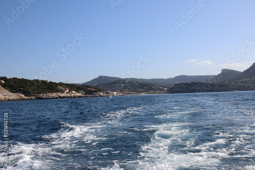 Bootsfahrt bei den Calanques an der Küsten- und Hafenstadt Cassis am Mittelmeer bei Marseille in Südfrankreich © lukasfelder