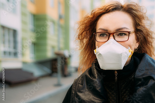 woman with medical masks coronavirus protection outdoor © Александра Вишнева