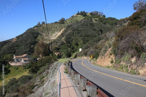 Einsame Bergstraße im Hinterland von Los Angeles / Naturlandschaft