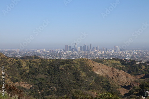 Skyline von Los Angeles von den Hollywood Hills aus gesehen bei Tag
