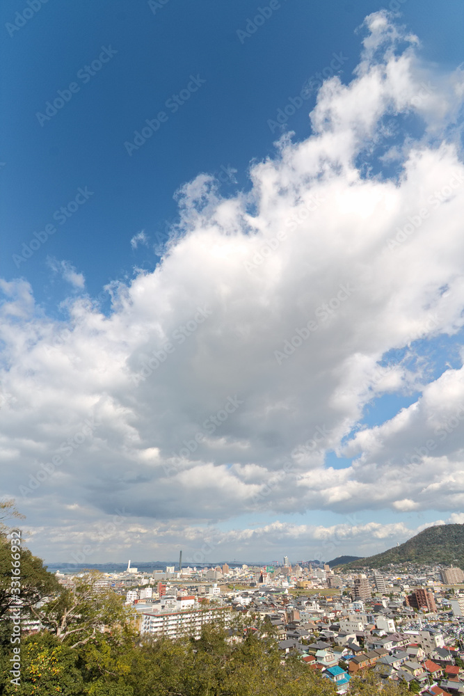 秋の丸亀城の月見櫓跡から見た風景