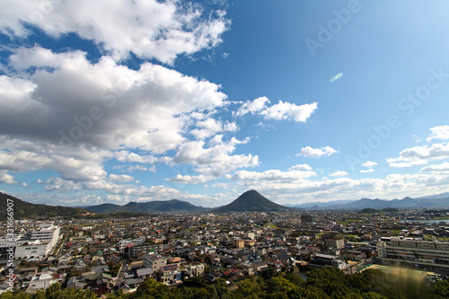 秋の丸亀城の月見櫓跡から見た風景