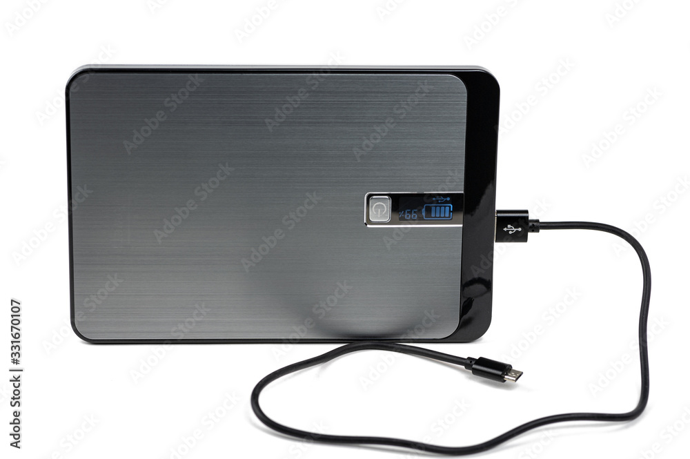 Obraz premium Power Bank zum Laden von Smartphone freigestellt auf weissem Hintergrund