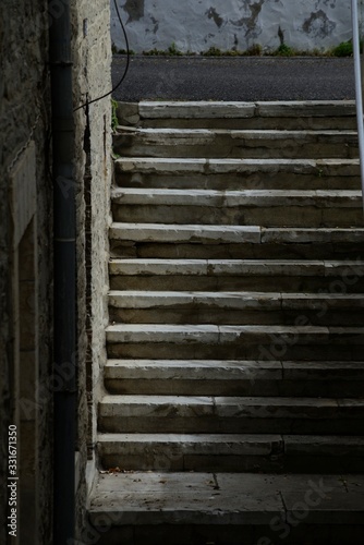 Fotografi Escalera de hormigón en penumbra