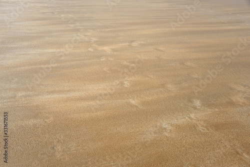 Huellas en la arena borradas por el mar