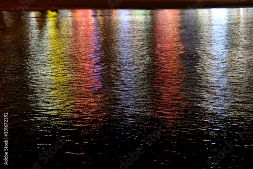 Luces de colores reflejadas en el mar © Basurde