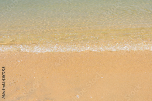 夏の海水浴場の砂浜と綺麗な波