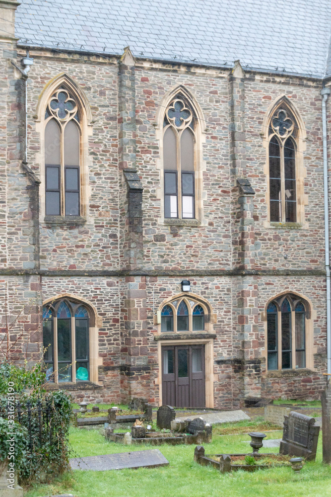 Obraz premium a beautiful old church in the middle of Bristol England with a grave yard on a overcast day