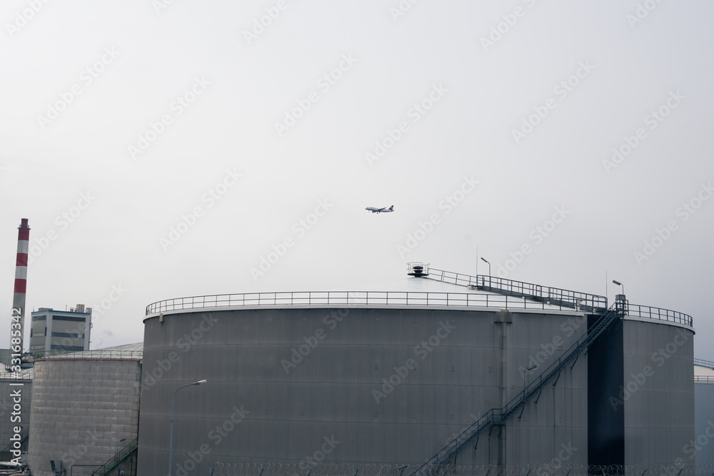 Obraz premium Large modern factory outside in the afternoon