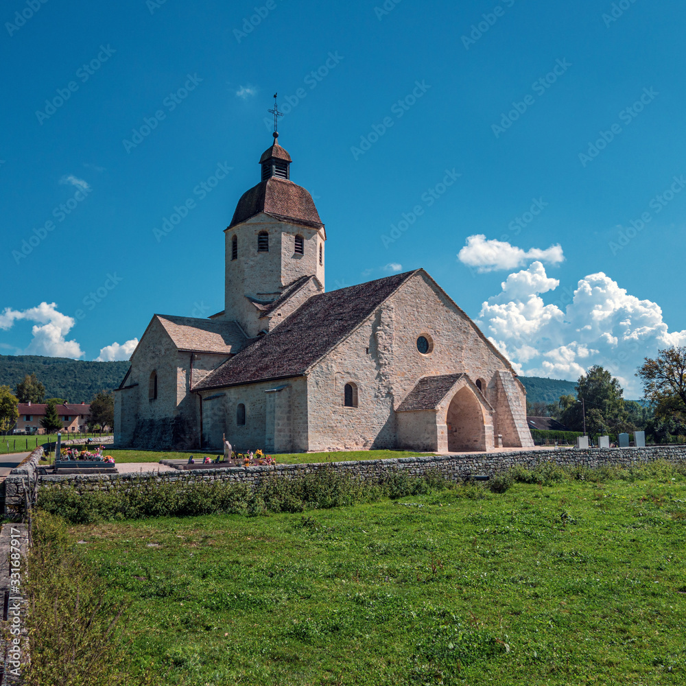 voyage à vélo dans le Jura, église du village de Saint Hymetière