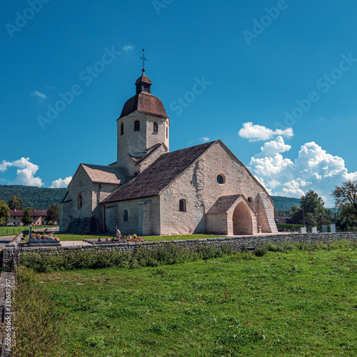 voyage à vélo dans le Jura, église du village de Saint Hymetière