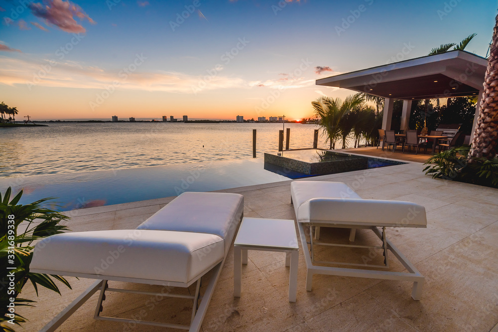 Fototapeta premium Scena zachodu słońca w nieskończoność i piękny widok na zatokę w Miami