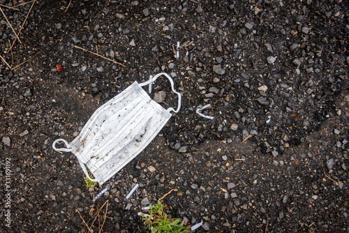 Wallpaper Mural 屋外に捨てられたマスクの写真 Torontodigital.ca