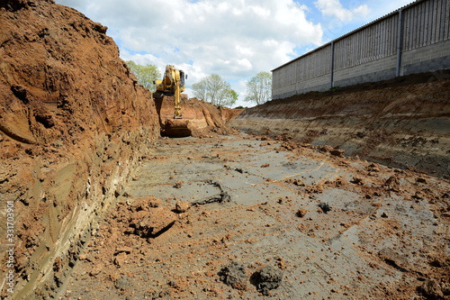 Construction d'une fosse à lisier à géomembrane destinée à recueillir les effluents d'élevage d'une exploitation laitière photo