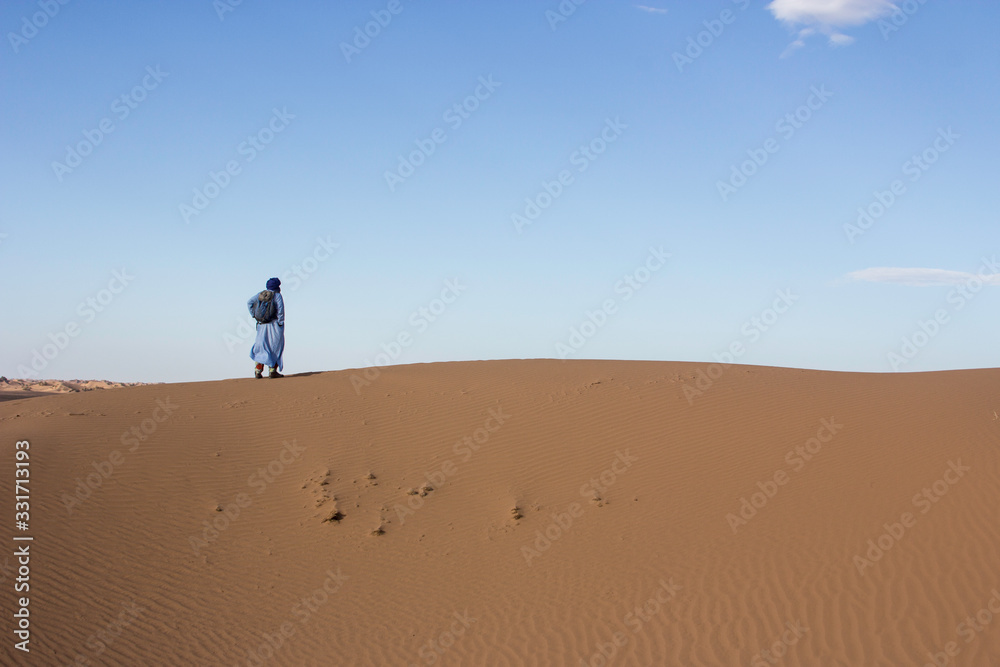 Uomo nel deserto