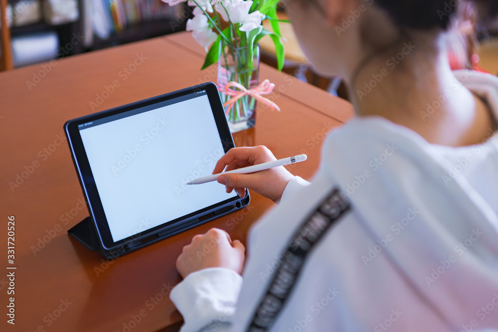 自宅学習 タブレット 小学生 中学生 Web学習 5g 遠隔授業 ペンタブ リビング 人物 日本人 Stock 写真 Adobe Stock