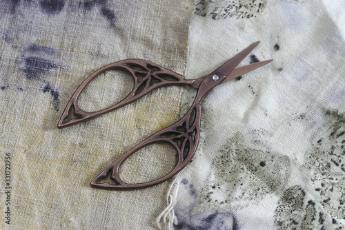 Tablou pe pânză pair of old sewing scissors and old printed fabrics