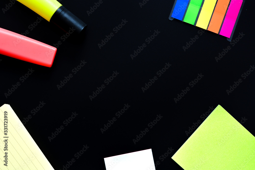 Frame of a desk with post its and a markers on black background foto de  Stock | Adobe Stock